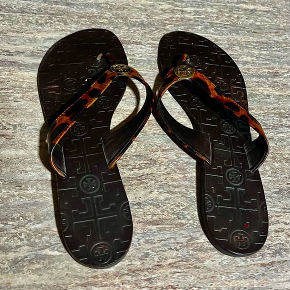 Tory Burch cheetah print thong flat sandals - Picture 2 of 15